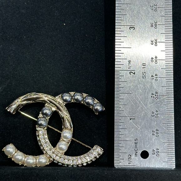 Chanel Brooch Gold, Pearly White, Gray & Crystal - Picture 5 of 6